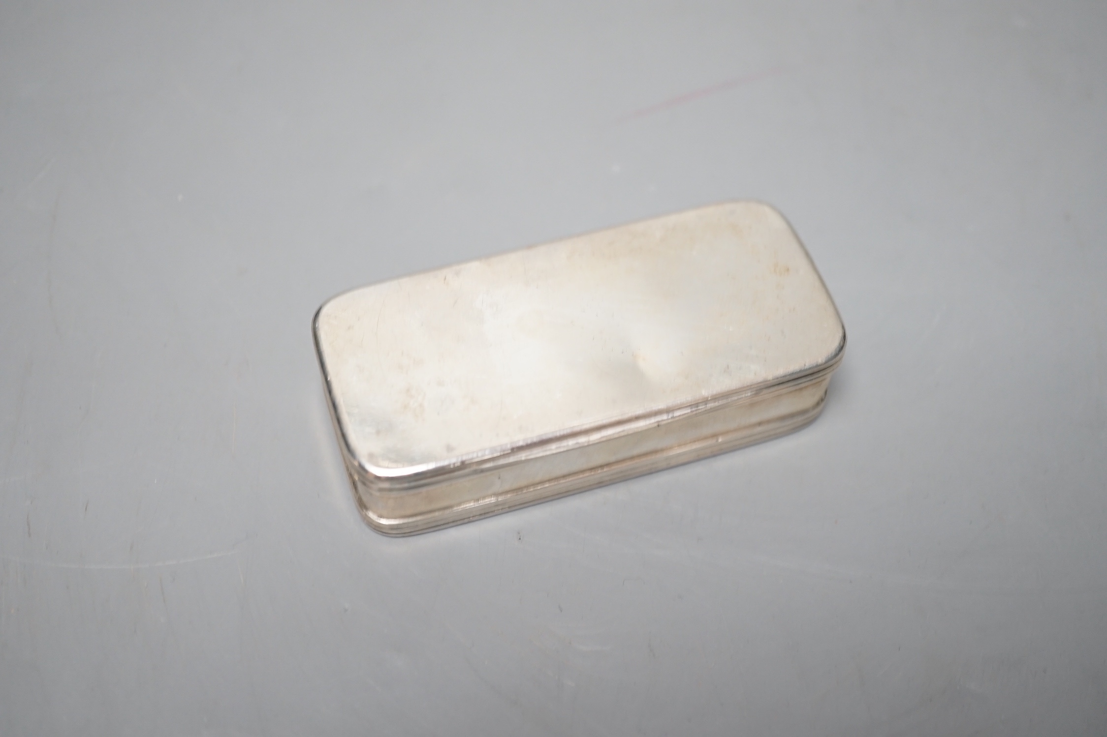 A George III silver rectangular snuff box, Cornelius Bland, London, 1799, 8cm.